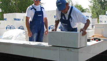 Beton komórkowy jest jednym z najczęściej wybieranych materiałów do budowy domu. Ma sporo zalet, które decydują o jego popularności beton komórkowy, ściany zewnętrzne, budowanie domu