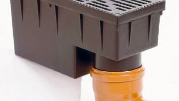 Do wpustów podwórzowych umieszczonych w ziemi podłącza się od góry rurę spustową, a od dołu rurę odprowadzającą wodę wpust podwórzowy,deszczówka,odprowadzanie wody deszczowej