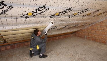Szczelne osłanianie wełny mineralnej folią paroizolacyjną Szczelne osłanianie wełny mineralnej folią paroizolacyjną