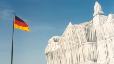 Opakowany Reichstag w 1995 roku. Projekt Christo i Jeanne-Claude. Opakowany Reichstag w 1995 roku. Projekt Christo i Jeanne-Claude.