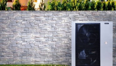 W pompie powietrznej typu split jednostkę zewnętrzną montuje się w ogrodzie lub przy ścianie zewnętrznej domu W pompie powietrznej typu split jednostkę zewnętrzną montuje się w ogrodzie lub przy ścianie zewnętrznej domu