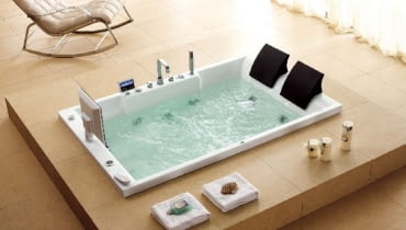 Ta dwuosobowa wanna przykuwa uwagę swoim nietypowym sposobem zamontowania oraz bogatym wyposażeniem. Ta dwuosobowa wanna przykuwa uwagę swoim nietypowym sposobem zamontowania oraz bogatym wyposażeniem.