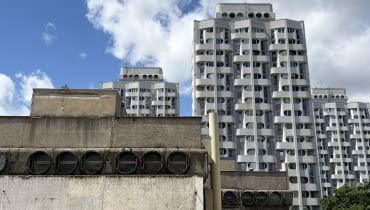 Sedesowce we Wrocławiu, czyli zespół mieszkano-usługowy przy placu Grunwaldzkim we Wrocławiu, proj. Jadwiga Grabowska-Hawrylak, lata 60. XX wieku Sedesowce we Wrocławiu, czyli zespół mieszkano-usługowy przy placu Grunwaldzkim we Wrocławiu, proj. Jadwiga Grabowska-Hawrylak, lata 60. XX wieku