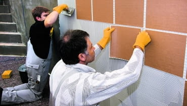 Mozaika szklana jest najtrudniejszą do ułożenia okładziną. Wymaga równego podłoża i zastosowania zapraw epoksydowych baseny domowe i ogrodowe