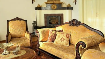 Kanapy były obowiązkowym elementem wyposażenia. Miały wygodne oparcia i drewnianą ramę dekorowaną snycerką lub ażurami. Kanapy były obowiązkowym elementem wyposażenia. Miały wygodne oparcia i drewnianą ramę dekorowaną snycerką lub ażurami.