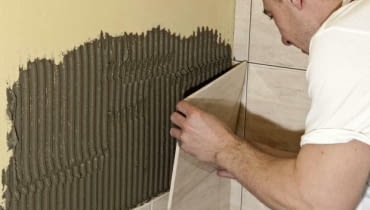 Wybór kleju do płytek musi być dostosowany do: miejsca zastosowania, podłoża i rodzaju samych płytek klej do płytek, układanie płytek