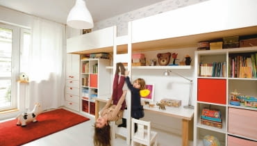 DRABINKA, po której wchodzi się na piętrowe łóżka, służy też dziewczynkom do ćwiczeń. Na ścianie nad łóżkami pływają rybki (naklejki firmy Bamboletto, założonej przez rodziców). DRABINKA, po której wchodzi się na piętrowe łóżka, służy też dziewczynkom do ćwiczeń. Na ścianie nad łóżkami pływają rybki (naklejki firmy Bamboletto, założonej przez rodziców).