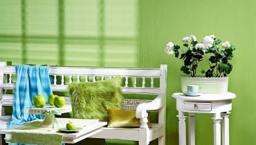 <B>Wprawdzie kolor pistacjowy zalicza się do barw chłodnych, jednak na pewno nie spowoduje, że wnętrze wyda się nieprzytulne i zimne. Pistacja jest bowiem tak świetlista i radosna, że budzi tylko ciepłe skojarzenia.</B> <BR />MEBLE: ławka - 1798 zł, stolik pomocniczy (przy ścianie) - 695 zł, House & More; stolik - 935 zł, Decolor. POZOSTAŁE: sztuczne pelargonie - 39,99 zł/szt., osłonka na doniczkę - 19,99 zł, IKEA; filiżanka - 20,90 zł, pt,; koszyk - 89 zł, home&you; butelka - 12,99 zł, IKEA; tkanina - 29,60 zł/m.b., Eurofirany; bieżnik - 39 zł, home&you; patera - 299 zł, spodek - 42 zł/z filiżanką, Villa Italia; sztuczne jabłka - 11 i 6 zł/szt., Inne Meble; koc - 80 zł, Nap; poduszka (futro) - 75 zł, Eurofirany; poduszka (błyszcząca) - 100 zł, Home Sweet Home. NA ŚCIANIE: farba z mieszalnika - 45 zł/l, Dulux. 21.05.2014 , Warszawa , wnetrza , kolor i wzor , temat : kolor pistacjowy , sesja dla : Cztery Katy , stylizacja Joanna Plachecka . Fot. Michal Mutor SLOWA KLUCZOWE: WNETRZA DEKORACJE