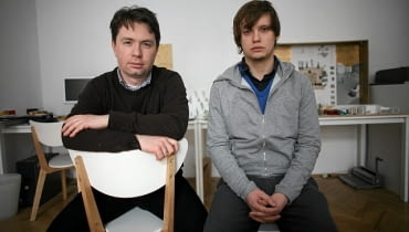 16.02.2010 WARSZAWA . ARCHITEKCI Z GRUPY PROJEKTOWEJ PLUS48 , OD LEWEJ : PAWEL WYRZYKOWSKI , KAROL SZPARKOWSKI . FOT. BARTOSZ BOBKOWSKI / AGENCJA GAZETA