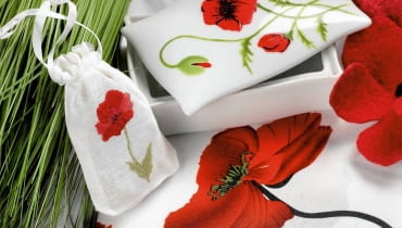 Wprawdzie w naturze ucieszą nasze oczy dopiero za pół roku, ale we wnętrzu piękne polne maki mogą zakwitnąć nawet późną jesienią. Ich gorąca czerwień z pewnością pomoże nam zwalczyć listopadowe smuteczki.<br/> DEKORACJE. Czerwono na białym. Porcelanowe pudełko z pokrywką 65 zł, woreczek zapachowy 25 zł, abonda.pl; broszka z filcu 130 zł, Tazza; pościel 69,95 zł /komplet, Jysk; sztuczna trawa 35 zł, innemeble.pl 2011.09.15 , DEKORACJE , MAKI , STYLIZACJA JOANNA PLACHECKA , CZTERY KATY FOT. AGATA JAKUBOWSKA / AGENCJA GAZETA SLOWA KLUCZOWE: WNETRZA