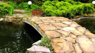 Płyty piaskowca po deszczu bywają śliskie i wtedy trzeba uważać Płyty piaskowca po deszczu bywają śliskie i wtedy trzeba uważać