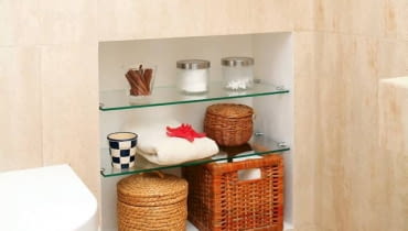 07.01.2010 WARSZAWA , INSTALACJA SZKLANEJ POLKI W LAZIENCE .