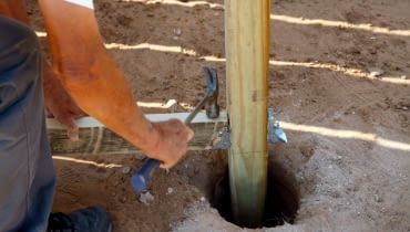 Osadzanie słupków ogrodzeniowych poniżej strefy przemarzania – jak zapewnić stabilność ogrodzenia na lata?