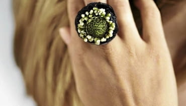 Kolczyki i pierścionek ze skabiozy oraz nierozwiniętych kwiatostanów trzmieliny Fortune'a 'Emerald'n Gold' osadzonych w gniazdkach z czarnego drutu UWAGA ! DO JEDNORAZOWEJ PUBLIKACJI BIZUTERIA FLORYSTYCZNA - PIERSCIONEK ZE SKABIOZY ORAZ NIEROZWINIETYCH KWIATOSTANOW TRZMIELINY FORTUNE'A ' EMERALD'N GOLD ' OSADZONYCH W GNIAZDKACH Z CZARNEGO DRUTU ARANZACJA SYLWIA BEDNAREK FOT. LUKASZ KOZYRA PUBLIKACJA BUKIETY NR 2 (57) - LATO 2012 SLOWA KLUCZOWE: ROSLINA BIZUTERIA KWIAT ZDJĘCIE DO WKŁADKI: PUBLIKACJA BUKIETY NR 2 (57) - CZASOPISMA