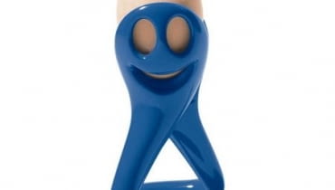 Jeśli się komuś wydaje, że wystarczy wrzucić jajko do wody i gotować 3-5 minut lub po prostu rozbić na patelni, posolić i mieszać - jest w wielkim błędzie. Do jajka należy podejść z szacunkiem i pełnym oprzyrządowaniem - rózgą, nakłuwaczem, rozdzielaczem żółtka od białka. A wtedy, potraktowane z sercem, może zdradzi nam, co było pierwsze - jajko czy kura. <BR /> JAJKO. Kieliszek do jajek jest jednocześnie szczypcami, za pomocą których można umieścić jajko w garnku i bez problemu wyciągnąć je z gorącej wody, 79 zł, Alessi Jeśli się komuś wydaje, że wystarczy wrzucić jajko do wody i gotować 3-5 minut lub po prostu rozbić na patelni, posolić i mieszać - jest w wielkim błędzie. Do jajka należy podejść z szacunkiem i pełnym oprzyrządowaniem - rózgą, nakłuwaczem, rozdzielaczem żółtka od białka. A wtedy, potraktowane z sercem, może zdradzi nam, co było pierwsze - jajko czy kura. <BR /> JAJKO. Kieliszek do jajek jest jednocześnie szczypcami, za pomocą których można umieścić jajko w garnku i bez problemu wyciągnąć je z gorącej wody, 79 zł, Alessi