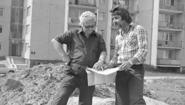 Na budowie osiedla Ursynów w Warszawie, wrzesień 1977 rok. Pracownicy budowlani omawiający plan Na budowie osiedla Ursynów w Warszawie, wrzesień 1977 rok