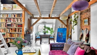 DZIĘKI POWIĘKSZENIU OKNA do wnętrza wpada więcej światła. Na sztalugach obraz, który namalowała Anka. Na regale - prace jej stryja.