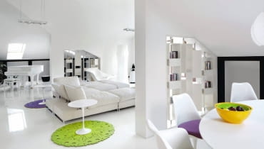 Salon Centralne miejce części wypoczynkowej zajmuje sofa marki Arketipo. Z lewej strony stolik kawowy Tulip firmy Knoll, z prawej szezlong La Chaise, Vitra. Akcent kolorystyczny stanowi dywan Dia, Moho Design. Salon Centralne miejce części wypoczynkowej zajmuje sofa marki Arketipo. Z lewej strony stolik kawowy Tulip firmy Knoll, z prawej szezlong La Chaise, Vitra. Akcent kolorystyczny stanowi dywan Dia, Moho Design.