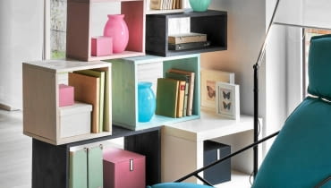 Zamiast szukać w sklepach mebla o ciekawej formie, odpowiedniej wielkości i w pasującym do wnętrza kolorze, zrób go samodzielnie, np. z desek. Satysfakcja gwarantowana!