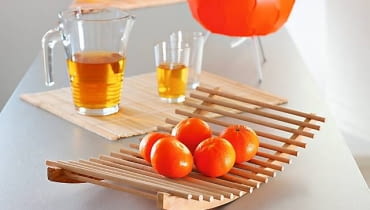 Dekoracyjna i zarazem praktyczna patera może powstać ze sklejki, deski, tafli szkła, a nawet z drutu. Niepowtarzalną paterę można zrobić z niczego, lub raczej - ze wszystkiego. Do wykonania patery-kołysanki na przykład, potrzebne są drewniane części dwóch wieszaków. Łączymy je drewnianymi prętami, wciskając ich końce w wywiercone wcześniej otwory, a od góry wklejamy w nacięte (co 2,5 cm) rowki trochę dłuższe pręty. Całość lakierujemy.