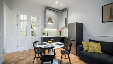 Ozdobami salonu są krzesła w stylu vintage i wisząca pozłacana lampa Ozdobami salonu są krzesła w stylu vintage i wisząca pozłacana lampa