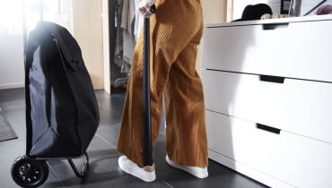 Akcesoria i meble (nie tylko) dla seniorów. IKEA OMTANKSAM: łyżka do butów. Cena: 12,99 zł Akcesoria i meble (nie tylko) dla seniorów. IKEA OMTANKSAM: łyżka do butów. Cena: 12,99 zł