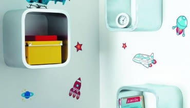 Zmiana pokoju dziecięcego w bajkowy świat księżniczek, zaczarowanych zwierząt czy bohaterskich strażaków to nie lada zadanie. Pomogą w tym wspaniałe naklejki ścienne, które na dobre wpisały się już w świat wyposażenia wnętrz. <BR />Kolekcje Creative Stickers for Kids oraz Feel At Home to świat przygód w zasięgu ręki.