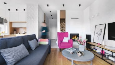Wśród szarości, beżów i bieli wybija się amarantowy fotel Pola z Moma Studio. Z tego samego sklepu są kanapa Cuba i stolik kawowy Torring 90. W tle minimalistyczny kominek z pojemną wnęką na opał (wkład z kratki.pl). Wśród szarości, beżów i bieli wybija się amarantowy fotel Pola z Moma Studio. Z tego samego sklepu są kanapa Cuba i stolik kawowy Torring 90. W tle minimalistyczny kominek z pojemną wnęką na opał (wkład z kratki.pl).
