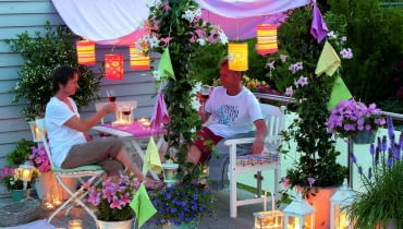 Romantyczna kolacja dla dwojga w blasku solarnych lampionów i migoczących płomyków świec. Romantyczna kolacja dla dwojga w blasku solarnych lampionów i migoczących płomyków świec.