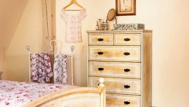 <B>Podczas urządzania mieszkania często stajemy wobec problemów dotyczących wykończenia wnętrza, dobrania dodatków i kolorów. W tej rubryce nasza stylistka pomaga je rozwiązać. Zachęcamy, piszcie do nas na adres: czterykaty@agora.pl</B> <BR />Kuracja odmładzająca. Mam drewniane meble pomalowane farbą. Chciałabym przywrócić im pierwotny wygląd. Co mam zrobić i jakich preparatów użyć? Mebel dokładnie czyścimy z farby gruboziarnistym papierem ściernym albo szlifierką oscylacyjną, a następnie wygładzamy papierem drobnoziarnistym i oczyszczamy z pyłu wilgotną ściereczką. Tak przygotowane podłoże malujemy lakierobejcą, która zabarwi drewno na wybrany odcień, ale nie zasłoni rysunku słojów. Jeśli nie chcemy zmieniać koloru mebla, można użyć bezbarwnego lakieru. Pamiętajmy, by po naniesieniu pierwszej warstwy zmatowić powierzchnię papierem ściernym, oczyścić z pyłu i dopiero kłaść kolejną. WNETRZA SYPIALNIA MEBLE STYLIZACJA DOROTA KARPINSKA FOT. RAFAL LIPSKI PUBLIKACJA CZTERY KATY NR 11 (169) - 11.2005 SLOWA KLUCZOWE: WNETRZA MEBLE