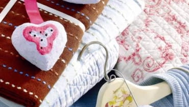 Możemy w nich umieścić np. pachnące potpourri lub pokruszoną suszoną lawendę, a nawet... granulki antymolowe. Gdy zapach się ulotni, w każdej z zawieszek można zrobić większy otwór, wysypać ich zawartość i umieścić świeżą. Otwór łatwo zasklepimy warstwą papieru. WNETRZA DEKORACJE ZAPACHOWE ZAWIESZKI Z PAPIER MACHE