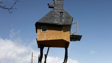 Treetop Tea House projektu Terunobu Fujimori w Nagano, w Japonii to przykład niewielkiej, prostej konstrukcji nawiązującej do tradycyjnych realizacji tego typu. Do jej budowy wykorzystano materiały dostępne w okolicy. Treetop Tea House