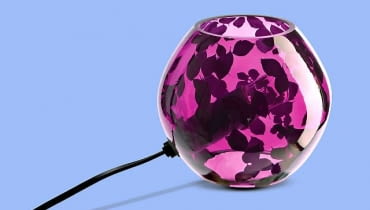 <B>Dekoracyjne lampy wyczarują we wnętrzu klimat sprzyjający relaksowi. Jednocześnie są efektownymi ozdobami, przykuwającymi uwagę materiałem, kolorem i formą.</B> <BR >LAMPA STOŁOWA. Knubbig, szkło, wys. 11 cm, 29,99 zł, IKEA