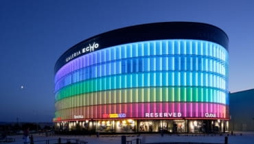 Pierwszymi centrami handlowymi w Polsce po 1989 roku były bazary z metalowymi 'szczękami'. Później na obrzeżach miast zaczęły powstawać hale hipermarketów. Teraz weszliśmy w nowy etap i w centrach polskich miast buduje się galerie handlowe, które zawracają uwagę wyszukaną architekturą. Jedną z nich jest otwarta niecały rok temu Galeria Echo z Kielcach. Jej zdjęcia oglądacie dzięki uprzejmości fotografa i specjalisty w dziedzinie fotografii architektury, Bartosza Makowskiego Galeria Echo w Kielcach, fot. Bartosz Makowski