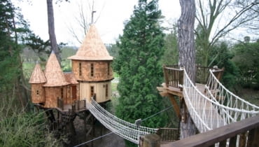 Domek dla dzieci przypomina baśniowy zamek. Projekt: Blue Forest Dom na drzewie, zamieszkać w domu na drzewie, jak wybudować domek na drzewie, ciekawy domek na drzewie