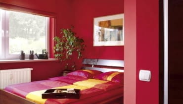 Sypialnia, najbardziej intymne ze wszystkich wnętrz, zasługuje na szczególną uwagę. Urządźmy ją tak, by zapewnić sobie relaks i spokojny sen. Dobierzmy więc kolory, które lubimy, i odpowiedni styl - kolonialny, romantyczny albo... swój własny. Ogniście. Intensywny odcień czerwieni na ścianach i pościeli podniesie temperaturę w pomieszczeniu co najmniej o kilka stopni... A nam doda energii niezbędnej do przetrwania nadchodzącego dnia. UWAGA PONOWNA PUBLIKACJA ZA ZGODA WLASCICIELI