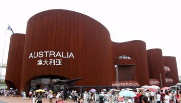 Australia. Wielka struktura zaprojektowana przez formy Wood Marsh i Think!OTS przypomina rdzawym kolorem i kształtem jedną z największych atrakcji turystycznych Australii, obiekt z listy światowego dziedzictwa UNESCO - górę Uluru. Skojarzenie to nie jest jednak dosłowne i w ramach grupy pawilonów, odnoszących się do zabytków lub krajobrazów krajów Australia zdecydowanie prowadzi. Z naturalnej inspiracji powstał wysokiej klasy projekt świetnej architektury.