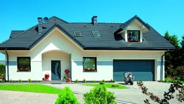 Wygląd bramy to nie wszystko, przed wyborem warto przemyśleć też jej funkcjonalność, czyli odpowiednie dopasowanie do naszych potrzeb brama garażowa