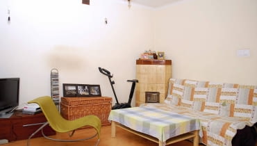 PRZED ZMIANĄ. <B>Przed kilkoma laty generalny remont zdewastowanego mieszkania w starej krakowskiej kamienicy pochłonął wszystkie oszczędności Agnieszki. Na umeblowanie i udekorowanie wnętrz mogła sobie pozwolić dopiero teraz. Na zmiany przeznaczyła 1900 zł. Niewiele, ale, jak widać, wystarczyło.</B> <BR />W pokoju stały przypadkowe, niepasujące do siebie meble. Było wprawdzie na?czym spać i siedzieć, ale wnętrze wyglądało nieciekawie; nie zachęcało też do?odpoczynku oraz spotkań towarzyskich. salon z kominkiem, metamorfoza salonu