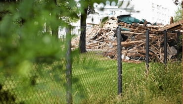 j27.06.2011 LODZ , ZABYTKWY DWOREK ZBURZONY NA ULICY ZGIERSKIEJ 213 .FOT. MARCIN STEPIEN / AGENCJA GAZETA