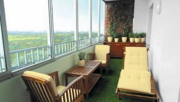 Zabudowa balkonów. Ten balkon ma na całej długości zamontowane okna. Gdy jest ciepło - można go wietrzyć. Zainstalowane ogrzewanie pozwala na uprawę roślin i odpoczynek tu także zimą Zabudowa balkonów. Ten balkon ma na całej długości zamontowane okna. Gdy jest ciepło - można go wietrzyć. Zainstalowane ogrzewanie pozwala na uprawę roślin i odpoczynek tu także zimą