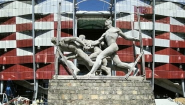 Rzeźba "Sztafeta" przed Stadionem Narodowym - relikt dawnego stadionu Rzeźba "Sztafeta" przed Stadionem Narodowym - relikt dawnego stadionu
