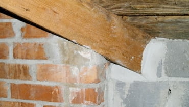 Krokiew przy kominie krokiew,więźba dachowa,komin