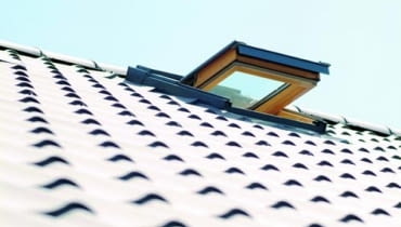 Okna połaciowe zapewniają dużo światła - do 40% więcej niż tej samej wielkości okna w lukarnach. Odpowiednio osadzone i uszczelnione są tak samo szczelne jak okna montowane pionowo. Okna połaciowe zapewniają dużo światła - do 40% więcej niż tej samej wielkości okna w lukarnach. Odpowiednio osadzone i uszczelnione są tak samo szczelne jak okna montowane pionowo.