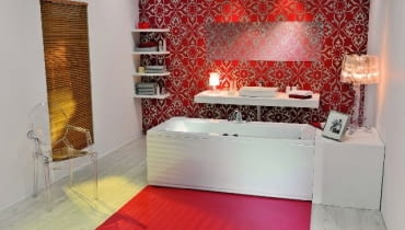 Łazienka jak salon - kolorowa tapeta ukrywa niewidoczne na pierwszy rzut oka kinkiety łazienka,oświetlenie łazienki,wanna