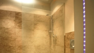 Do głównych plusów żarówek LED można zaliczyć bardzo długą trwałość wynosząca od 25 000 do 35 000 godzin. Żarówki wytwarzają światło o różnych barwach: białej, niebieskiej, zielonej, czerwonej i żółtej. Oferowane są również w wersji automatycznie zmieniającej kolory Do głównych plusów żarówek LED można zaliczyć bardzo długą trwałość wynosząca od 25 000 do 35 000 godzin. Żarówki wytwarzają światło o różnych barwach: białej, niebieskiej, zielonej, czerwonej i żółtej. Oferowane są również w wersji automatycznie zmieniającej kolory