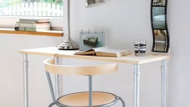 <B>Nie wyrzucajmy bez zastanowienia wszystkich niepotrzebnych rzeczy - może uda się w nie tchnąć nowe życie? Stare podkoszulki, puszki, rury i płyty CD nasza stylistka zmieniła w przydatne, a do tego efektowne przedmioty. Popatrzcie, jak to zrobiła.</B> <BR />STOLIK Z RUR 1. Potrzebne są kawałki rury o śr. 50 mm: 4 x 45 cm (nogi), 2 dł. 70 cm (poprzeczki), 4 x 14 cm (krótsze poprzeczki) oraz 12 trójników. 2. Na rury dł. 70 cm nakładamy trójniki, a na nie - z jednej strony kolejny trójnik, z drugiej rurę dł. 14 cm i znów trójnik. Do tak powstałej podstawy dokładamy rury 45 cm (nogi) i robimy to samo co przy podstawie. Odpiłowujemy wystające 'ramiona' trójników i całość malujemy lub szlifujemy papierem ściernym. 3. Nakładamy blat 100 x 45 cm; można go dodatkowo zamocować wkrętami. <B>Nie wyrzucajmy bez zastanowienia wszystkich niepotrzebnych rzeczy - może uda się w nie tchnąć nowe życie? Stare podkoszulki, puszki, rury i płyty CD nasza stylistka zmieniła w przydatne, a do tego efektowne przedmioty. Popatrzcie, jak to zrobiła.</B> <BR />STOLIK Z RUR 1. Potrzebne są kawałki rury o śr. 50 mm: 4 x 45 cm (nogi), 2 dł. 70 cm (poprzeczki), 4 x 14 cm (krótsze poprzeczki) oraz 12 trójników. 2. Na rury dł. 70 cm nakładamy trójniki, a na nie - z jednej strony kolejny trójnik, z drugiej rurę dł. 14 cm i znów trójnik. Do tak powstałej podstawy dokładamy rury 45 cm (nogi) i robimy to samo co przy podstawie. Odpiłowujemy wystające 'ramiona' trójników i całość malujemy lub szlifujemy papierem ściernym. 3. Nakładamy blat 100 x 45 cm; można go dodatkowo zamocować wkrętami.