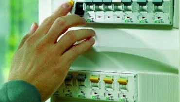 Rozdzielnica zawiera aparaty służące do rozdziału, a także łączenia obwodów, urządzenia sterownicze oraz zabezpieczenia. Z jednej strony przyłącza się do niej kabel poprowadzony od skrzynki z licznikiem, a z drugiej - obwody Rozdzielnica zawiera aparaty służące do rozdziału, a także łączenia obwodów, urządzenia sterownicze oraz zabezpieczenia. Z jednej strony przyłącza się do niej kabel poprowadzony od skrzynki z licznikiem, a z drugiej - obwody