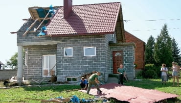 Dach zniszczony przez wichurę Dach zniszczony przez wichurę