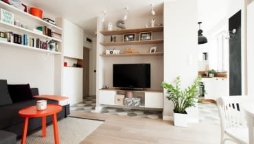 Część dzienna otwarta jest na kuchnię i korytarz. Funkcjonalny podział niewielkiego mieszkania. Tak mieszka para w Warszawie